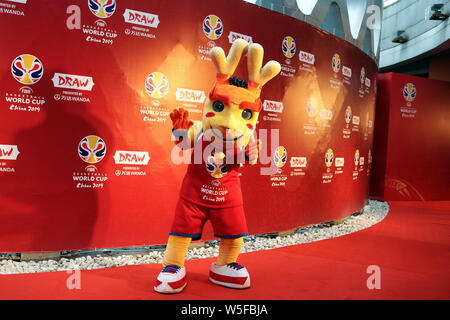 Das offizielle Maskottchen auf der Träume' wird dargestellt, auf dem roten Teppich für die Zeremonie für die 2019 FIBA Basketball-WM in Shenzhen City, South Stockfoto