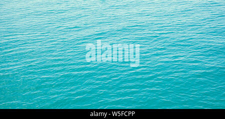 Panorama der klare blaue Meer mit Wellen Hintergrund Stockfoto