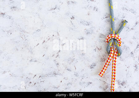 Seil Knoten auf weißem Hintergrund. Ansicht von oben Stockfoto