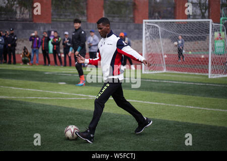 Brasilianische ehemaliger Fußballspieler Aldair spielt Fußball mit Studenten an einer Veranstaltung der IFDA Welt legenden Serie - Fußball-Legenden Schale - China 2019 Stockfoto