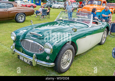 Vorderansicht eines alten Austin Healey 3000 Cabrio auf Anzeige an das jährliche Oldtimertreffen in Wroxham, Norfolk, Großbritannien Stockfoto