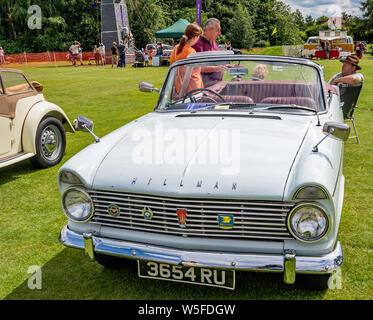 Vorderansicht eines klassischen, oben offenen Hillman Imp auf Anzeige an das jährliche Oldtimertreffen in Wroxham, Norfolk, Großbritannien Stockfoto