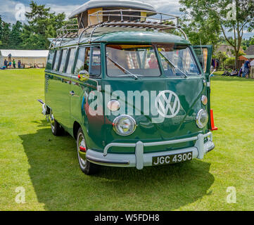 Vorderansicht eines klassischen VW Wohnmobil auf Anzeige an das jährliche Oldtimertreffen in Wroxham, Norfolk, Großbritannien Stockfoto