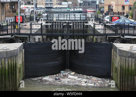 Müll türmt sich an die Schleusentore der Limehouse Marina im Osten von London. Stockfoto