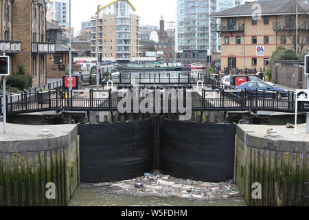 Müll türmt sich an die Schleusentore der Limehouse Marina im Osten von London. Stockfoto