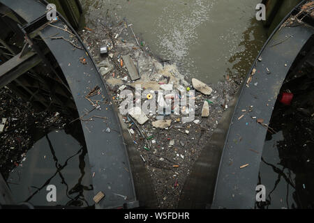 Müll türmt sich an die Schleusentore der Limehouse Marina im Osten von London. Stockfoto