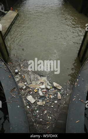 Müll türmt sich an die Schleusentore der Limehouse Marina im Osten von London. Stockfoto