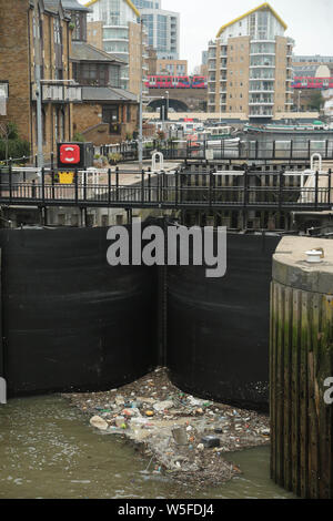 Müll türmt sich an die Schleusentore der Limehouse Marina im Osten von London. Stockfoto