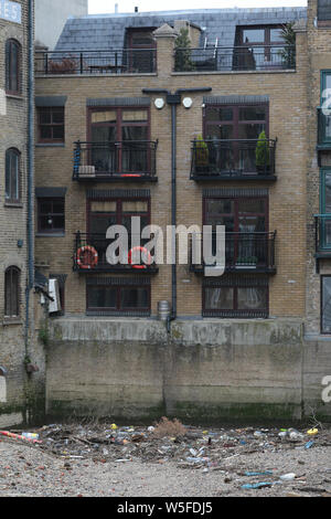 Kalkofen Docks Limehouse East London, Müll und Kunststoffe, die in die Themse geworfen wird, sammelt sich am Ende. Stockfoto