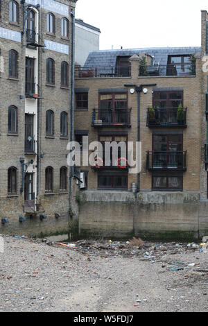 Kalkofen Docks Limehouse East London, Müll und Kunststoffe, die in die Themse geworfen wird, sammelt sich am Ende. Stockfoto