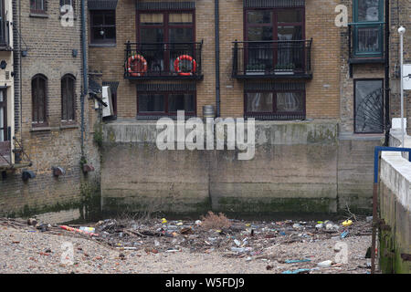 Kalkofen Docks Limehouse East London, Müll und Kunststoffe, die in die Themse geworfen wird, sammelt sich am Ende. Stockfoto