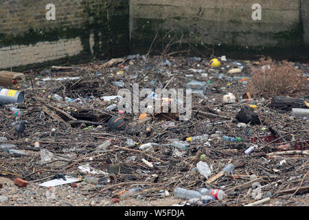 Kalkofen Docks Limehouse East London, Müll und Kunststoffe, die in die Themse geworfen wird, sammelt sich am Ende. Stockfoto