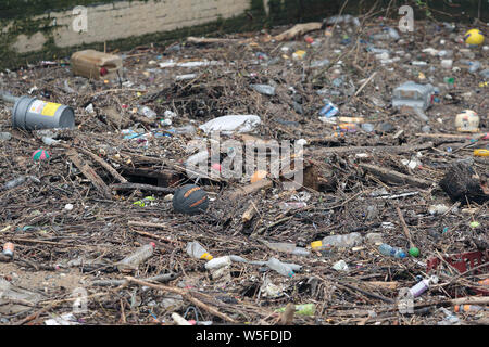 Kalkofen Docks Limehouse East London, Müll und Kunststoffe, die in die Themse geworfen wird, sammelt sich am Ende. Stockfoto