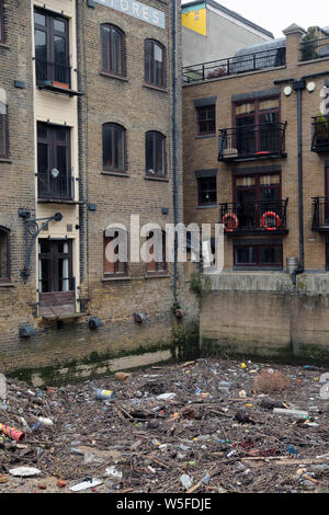 Kalkofen Docks Limehouse East London, Müll und Kunststoffe, die in die Themse geworfen wird, sammelt sich am Ende. Stockfoto