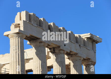 Athen, Griechenland - 20 Juli, 2019: Der Parthenon auf der Akropolis von Athen, von der UNESCO zum Weltkulturerbe Stockfoto