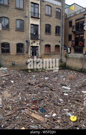 Kalkofen Docks Limehouse East London, Müll und Kunststoffe, die in die Themse geworfen wird, sammelt sich am Ende. Stockfoto