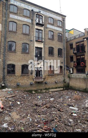 Kalkofen Docks Limehouse East London, Müll und Kunststoffe, die in die Themse geworfen wird, sammelt sich am Ende. Stockfoto