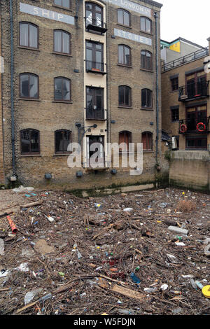 Kalkofen Docks Limehouse East London, Müll und Kunststoffe, die in die Themse geworfen wird, sammelt sich am Ende. Stockfoto