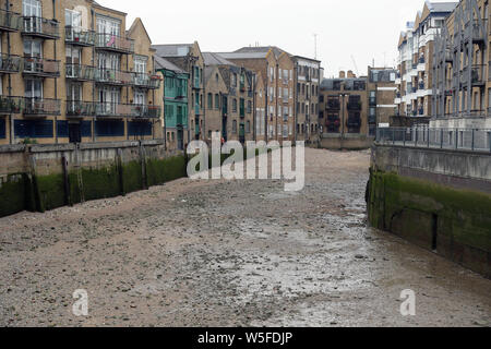 Kalkofen Docks Limehouse East London, Müll und Kunststoffe, die in die Themse geworfen wird, sammelt sich am Ende. Stockfoto