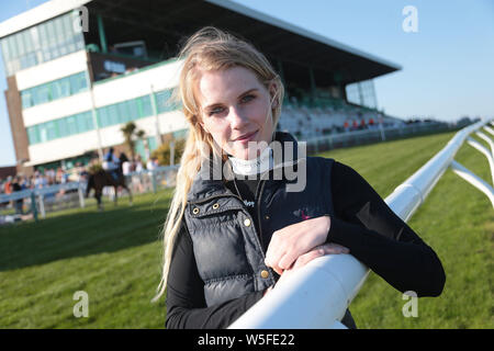 Jockey Poppy Bridgewater am Brighton Racecourse Stockfoto