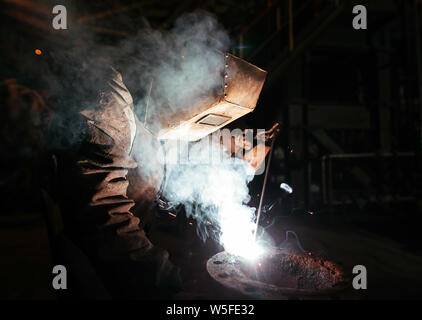 Industrielle Arbeiter in der Fabrik schweißen Nahaufnahme. Stockfoto