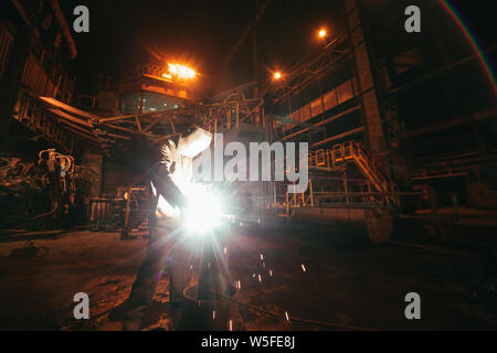 Industrielle Arbeiter in der Fabrik schweißen Nahaufnahme. Stockfoto