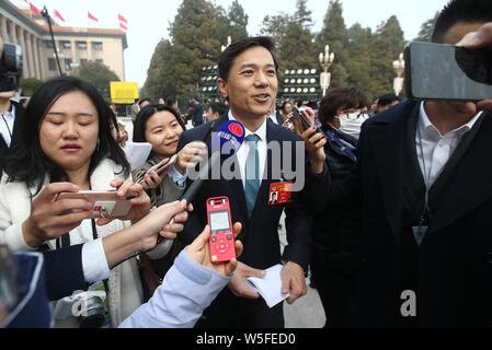 Robin Li Yanhong, Mitte, Vorsitzender und CEO von Baidu, wird von Journalisten umgeben, wie er kommt der Eröffnungsveranstaltung für die zweite Session o zu besuchen Stockfoto