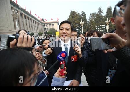 Robin Li Yanhong, Mitte, Vorsitzender und CEO von Baidu, wird von Journalisten umgeben, wie er kommt der Eröffnungsveranstaltung für die zweite Session o zu besuchen Stockfoto