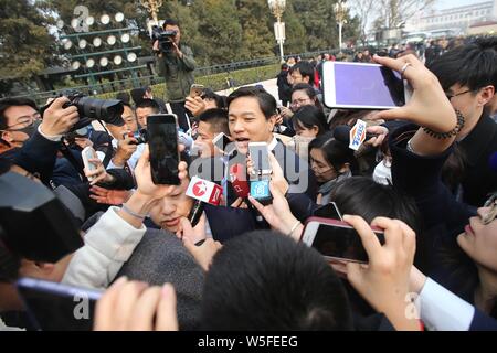Robin Li Yanhong, Mitte, Vorsitzender und CEO von Baidu, wird von Journalisten umgeben, wie er kommt der Eröffnungsveranstaltung für die zweite Session o zu besuchen Stockfoto