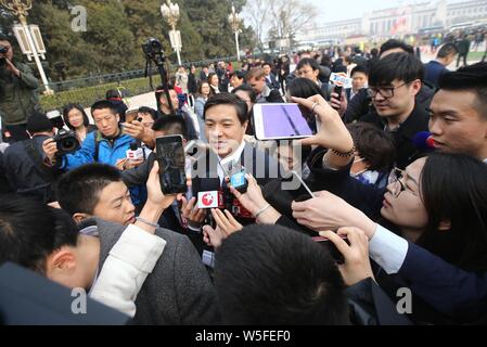 Robin Li Yanhong, Mitte, Vorsitzender und CEO von Baidu, wird von Journalisten umgeben, wie er kommt der Eröffnungsveranstaltung für die zweite Session o zu besuchen Stockfoto
