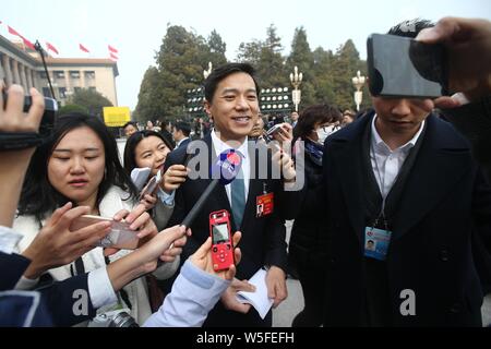 Robin Li Yanhong, Mitte, Vorsitzender und CEO von Baidu, wird von Journalisten umgeben, wie er kommt der Eröffnungsveranstaltung für die zweite Session o zu besuchen Stockfoto