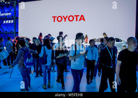 ---- Menschen besuchen den Stand der japanische Automobilhersteller Toyota in der 16 China (Guangzhou) Internationale Automobil Ausstellung, auch als Auto bekannt Stockfoto