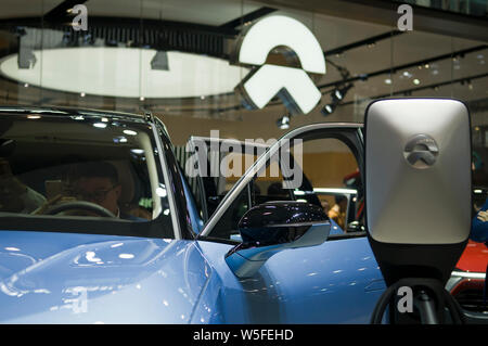 ---- Leute besuchen den Stand der Chinesischen elektrische carmaker Nio während des 16. China (Guangzhou) Internationale Automobil Ausstellung, auch als bekannt Stockfoto