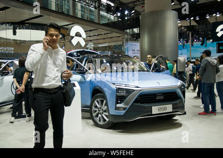---- Leute besuchen den Stand der Chinesischen elektrische carmaker Nio während des 16. China (Guangzhou) Internationale Automobil Ausstellung, auch als bekannt Stockfoto