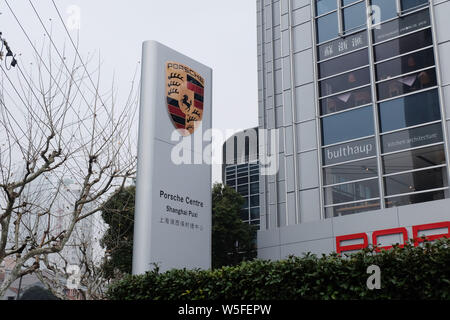 ---- Blick auf einer Händlerniederlassung Store von Porsche in Shanghai, China, 15. Januar 2019. Porsche, die High-end-Marke des deutschen Autoherstellers Volkswagen, wird Stockfoto