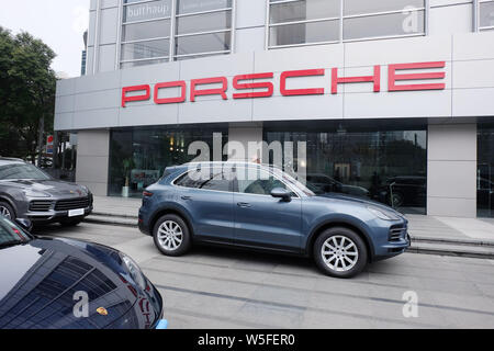 ---- Blick auf einer Händlerniederlassung Store von Porsche in Shanghai, China, 15. Januar 2019. Porsche, die High-end-Marke des deutschen Autoherstellers Volkswagen, wird Stockfoto