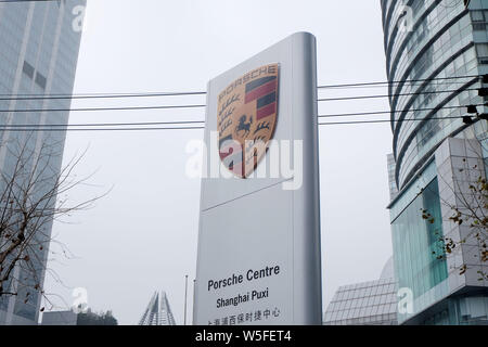 ---- Blick auf einer Händlerniederlassung Store von Porsche in Shanghai, China, 15. Januar 2019. Porsche, die High-end-Marke des deutschen Autoherstellers Volkswagen, wird Stockfoto