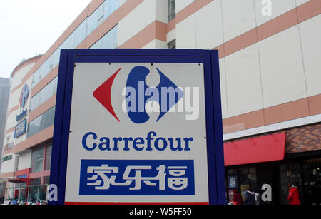 ---- Blick auf einen Supermarkt der Carrefour in Nanjing, Provinz Jiangsu, China, 23. Februar 2019. Einzelhandelskette Carrefour veröffentlicht verbessert Stockfoto