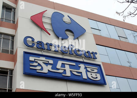 ---- Blick auf einen Supermarkt der Carrefour in Nanjing, Provinz Jiangsu, China, 23. Februar 2019. Einzelhandelskette Carrefour veröffentlicht verbessert Stockfoto