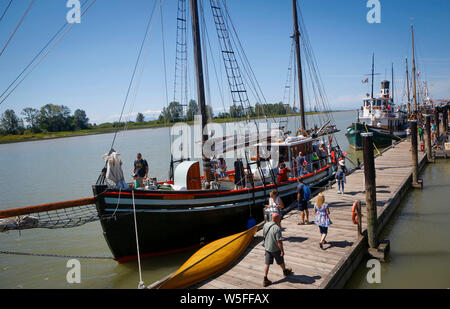 (190729) - Peking, 29. Juli 2019 (Xinhua) - die Leute besuchen Großsegler während des 16. jährlichen Richmond Maritime Festival in Richmond, Kanada, 28. Juli 2019. Richmond Maritime Festival, eine Seefahrt Feier für das maritime Erbe und Geschichte in Kanada, empfohlene Schiffe zeigt, historische Stätten besuchen und Performances und zog Tausende Besucher an. (Foto von Liang Sen/Xinhua) Stockfoto