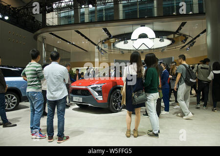 ---- Leute besuchen Sie den Stand von NIO während des 16. China (Guangzhou) Internationale Automobil Ausstellung, auch als automatische Guangzhou 2018 bekannt, in Gua Stockfoto