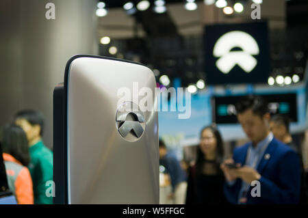 ---- Leute besuchen Sie den Stand von NIO während des 16. China (Guangzhou) Internationale Automobil Ausstellung, auch als automatische Guangzhou 2018 bekannt, in Gua Stockfoto