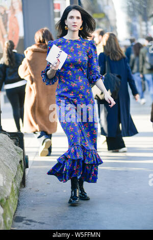 Ein fussgänger stellt für eine street style Snap während der Paris Fashion Week Herbst/Winter 2019 in Paris, Frankreich, 27. Februar 2019. Stockfoto
