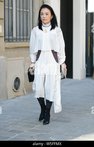 Ein fussgänger stellt für eine street style Snap während der Paris Fashion Week Herbst/Winter 2019 in Paris, Frankreich, 27. Februar 2019. Stockfoto