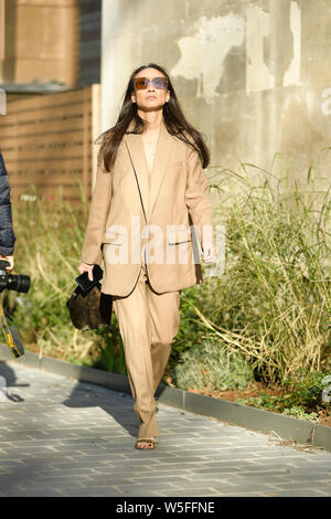 Ein fussgänger stellt für eine street style Snap während der Paris Fashion Week Herbst/Winter 2019 in Paris, Frankreich, 27. Februar 2019. Stockfoto