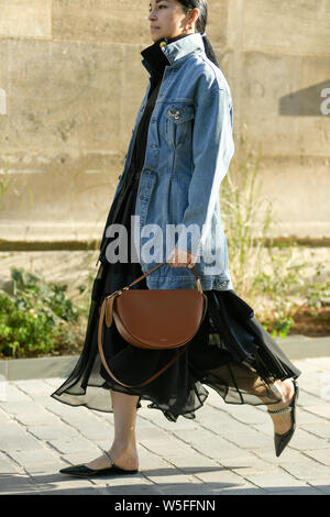 Ein fussgänger stellt für eine street style Snap während der Paris Fashion Week Herbst/Winter 2019 in Paris, Frankreich, 27. Februar 2019. Stockfoto
