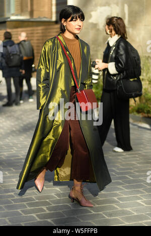 Ein fussgänger stellt für eine street style Snap während der Paris Fashion Week Herbst/Winter 2019 in Paris, Frankreich, 27. Februar 2019. Stockfoto
