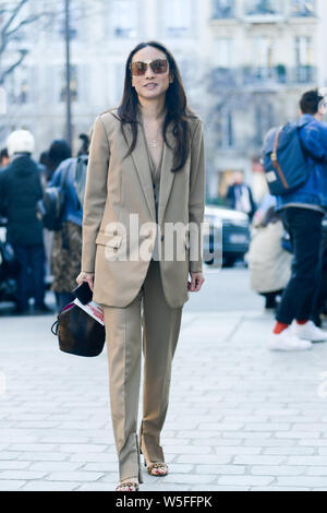 Ein fussgänger stellt für eine street style Snap während der Paris Fashion Week Herbst/Winter 2019 in Paris, Frankreich, 27. Februar 2019. Stockfoto