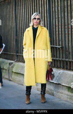 Ein fussgänger stellt für eine street style Snap während der Paris Fashion Week Herbst/Winter 2019 in Paris, Frankreich, 27. Februar 2019. Stockfoto