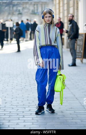 Ein fussgänger stellt für eine street style Snap während der Paris Fashion Week Herbst/Winter 2019 in Paris, Frankreich, 27. Februar 2019. Stockfoto